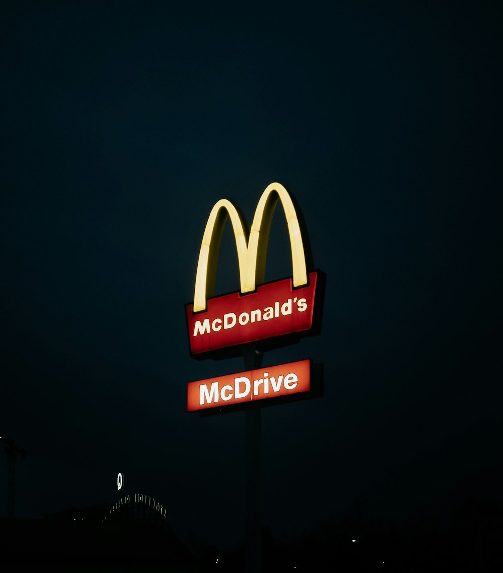 Un letrero de un restaurante McDonald's iluminado por la noche