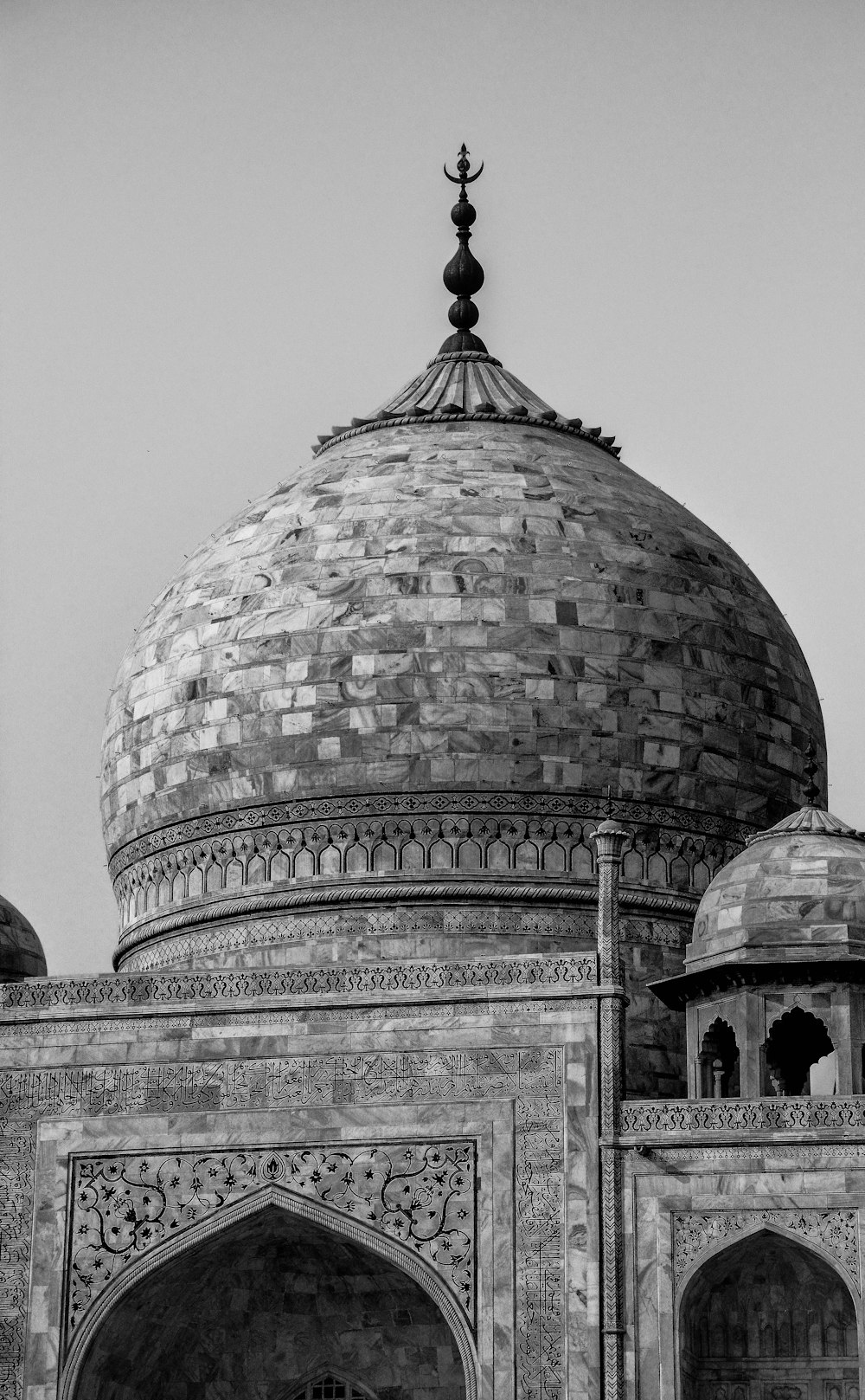 a black and white photo of a building