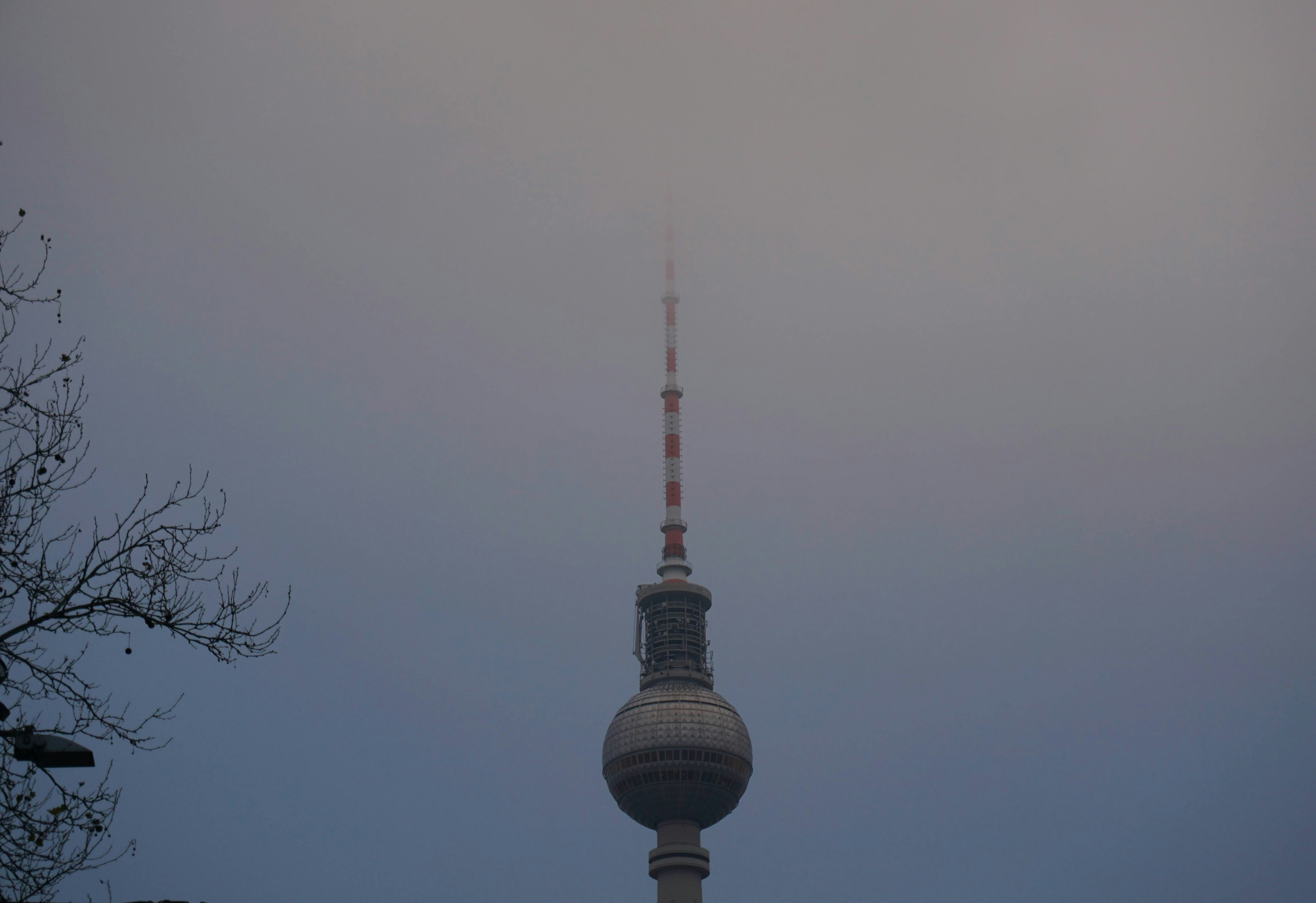 uma torre muito alta com um fundo do céu