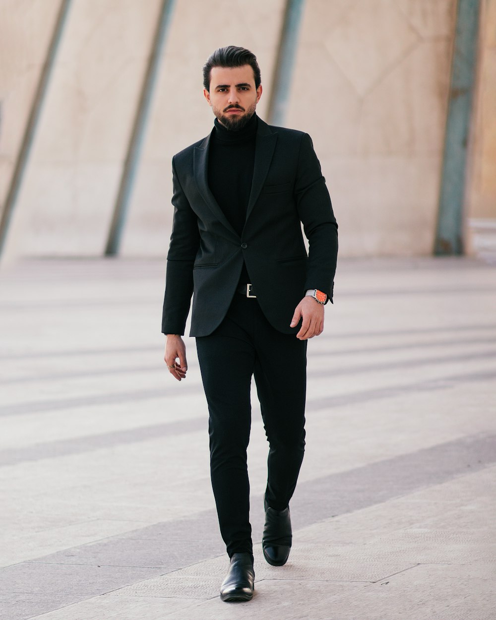 Un hombre de traje caminando por la calle