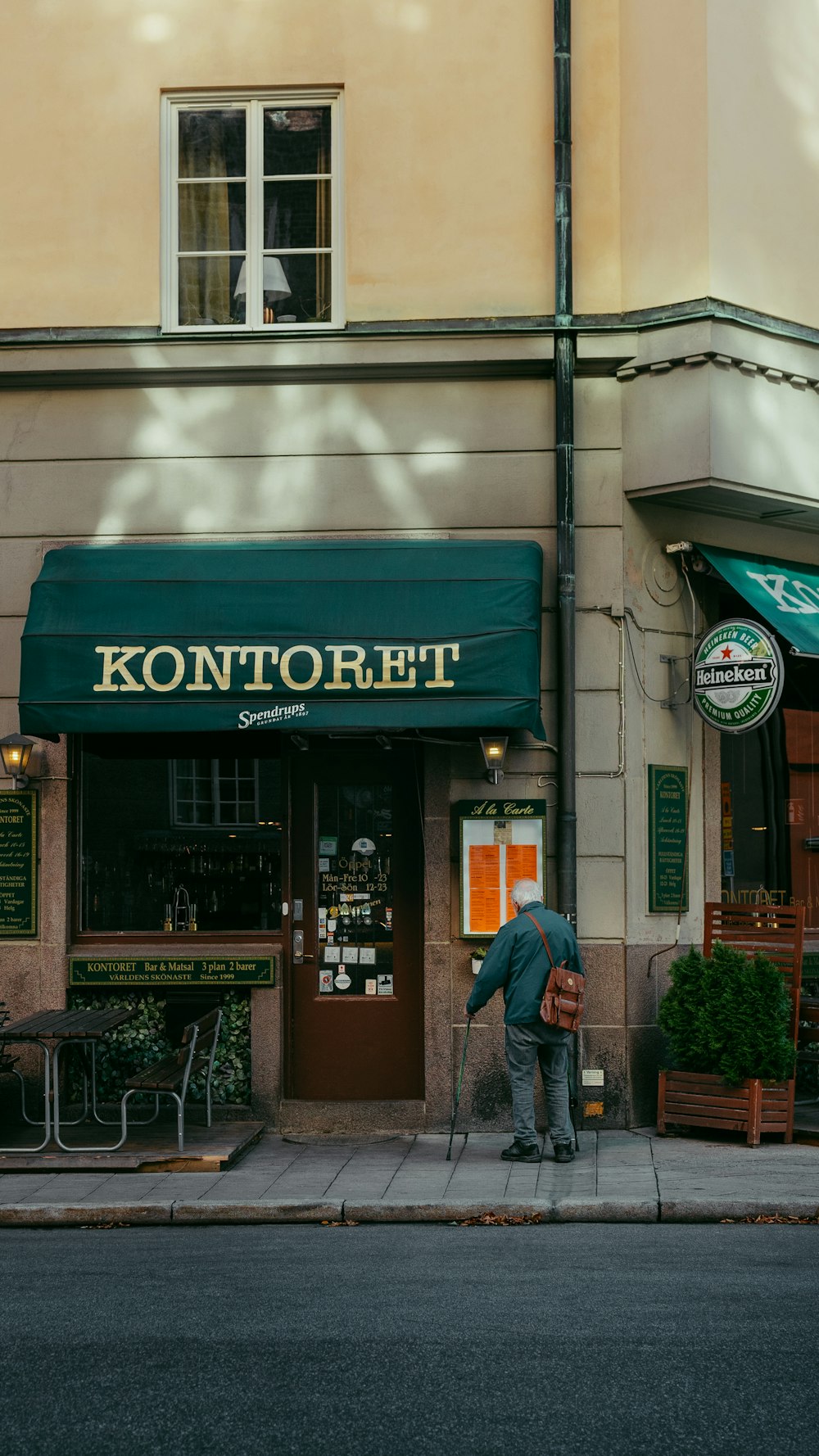 a man is standing outside of a restaurant