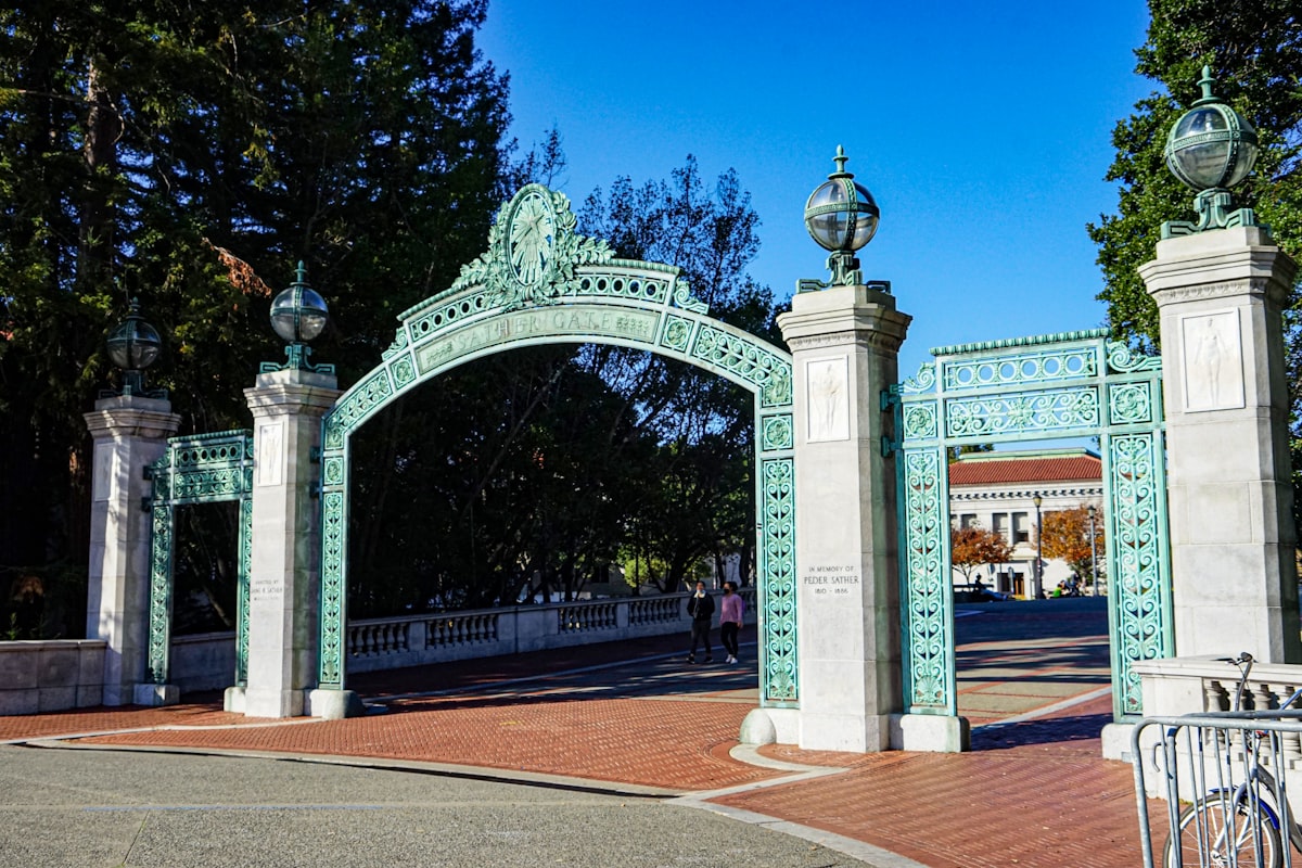 Robbery attempt of Israeli flag at UC Berkeley rally for Palestine