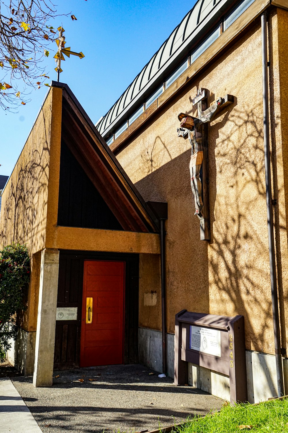 eine Kirche mit einem Kruzifix an der Außenseite