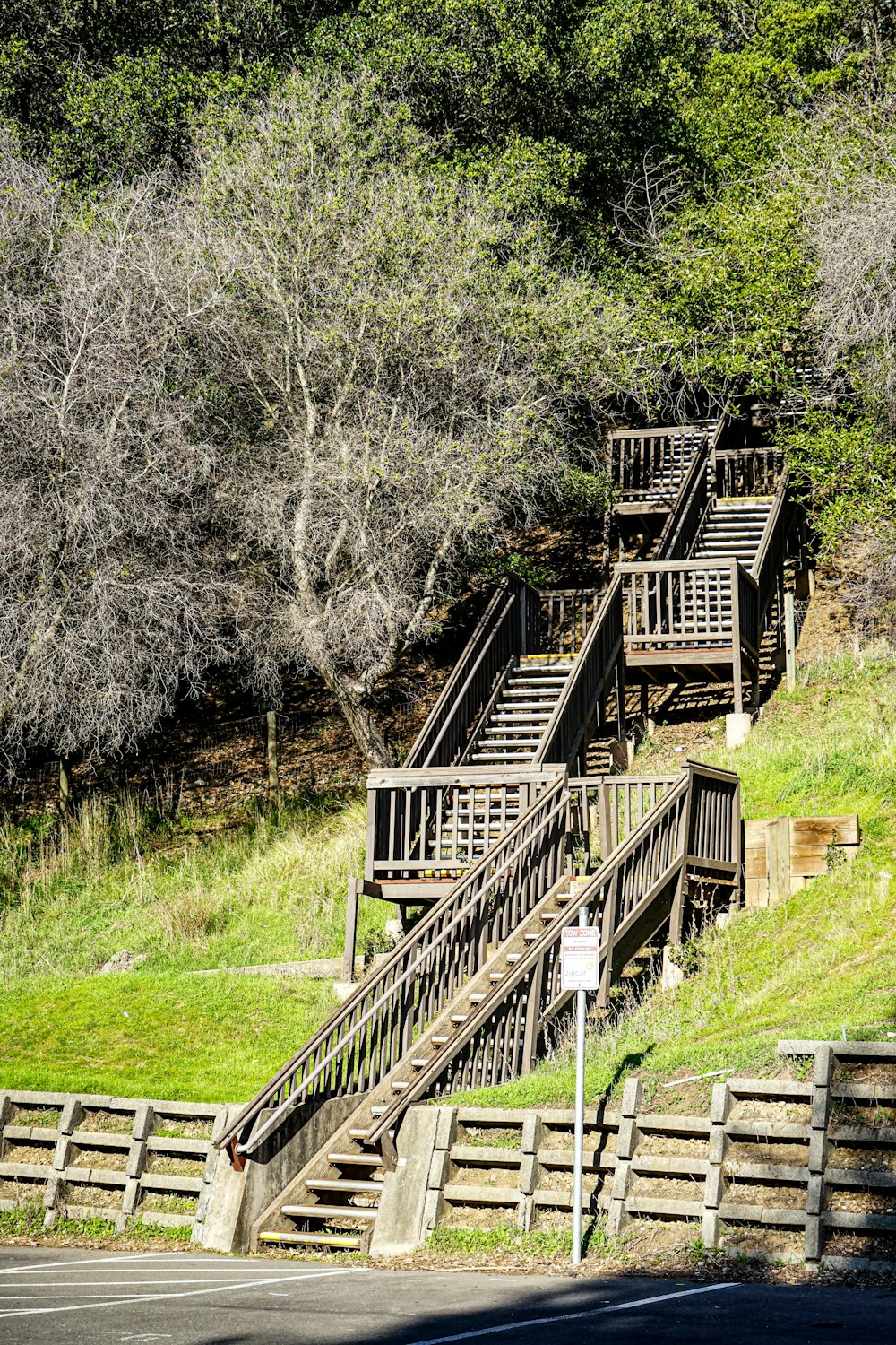 eine Treppe, die auf die Spitze eines Hügels führt