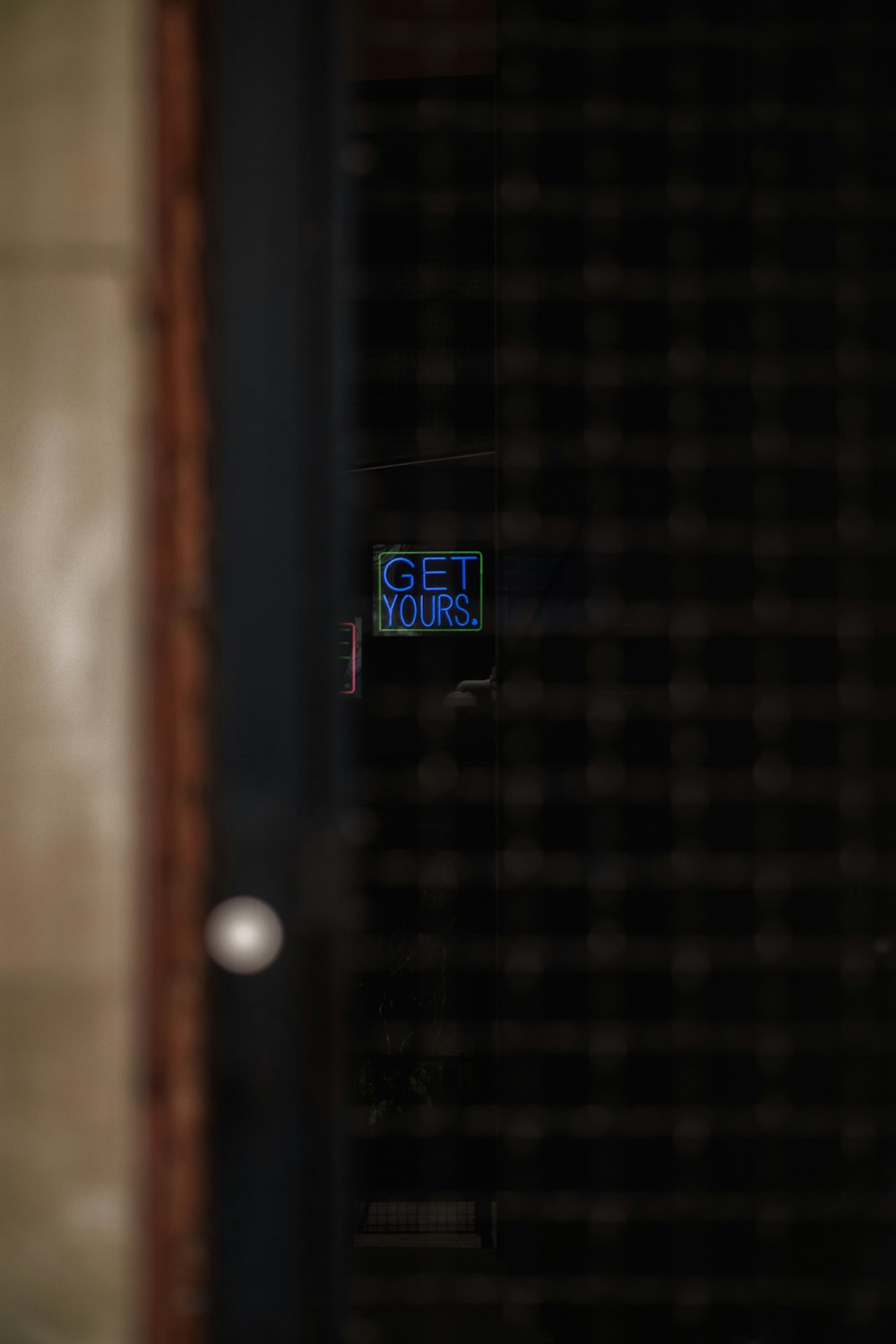 um sinal que está na lateral de uma porta