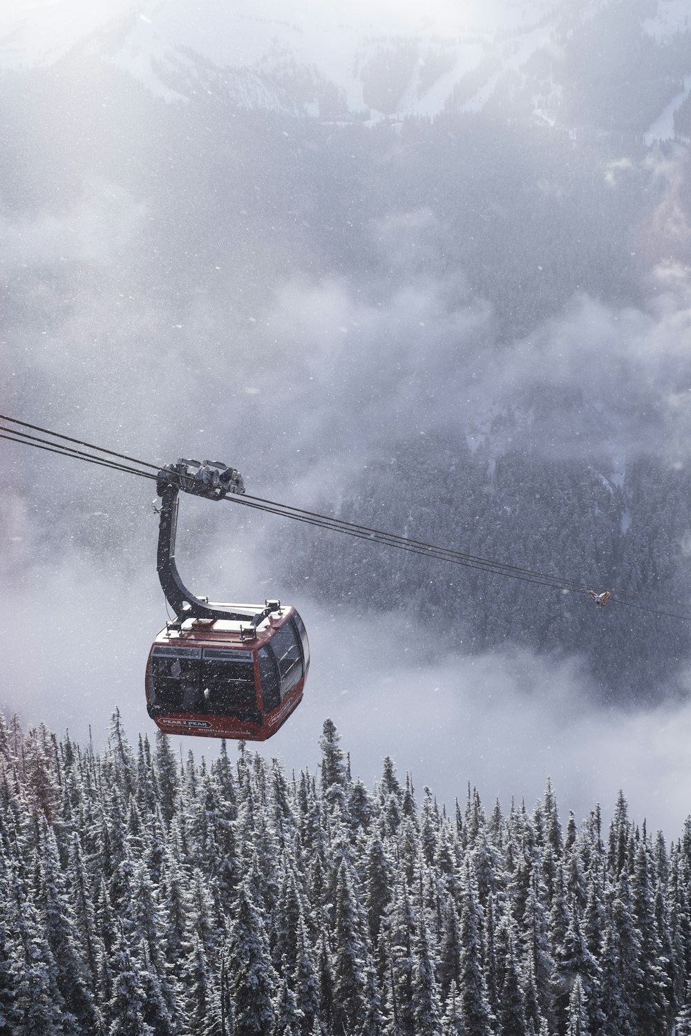 Una gondola nel mezzo di una montagna innevata