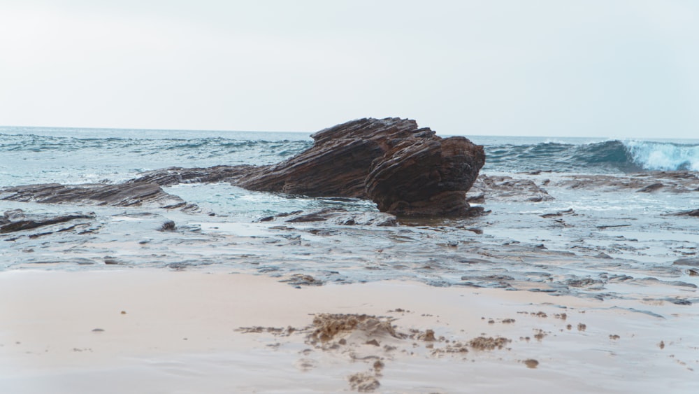 浜辺の水面から突き出た岩