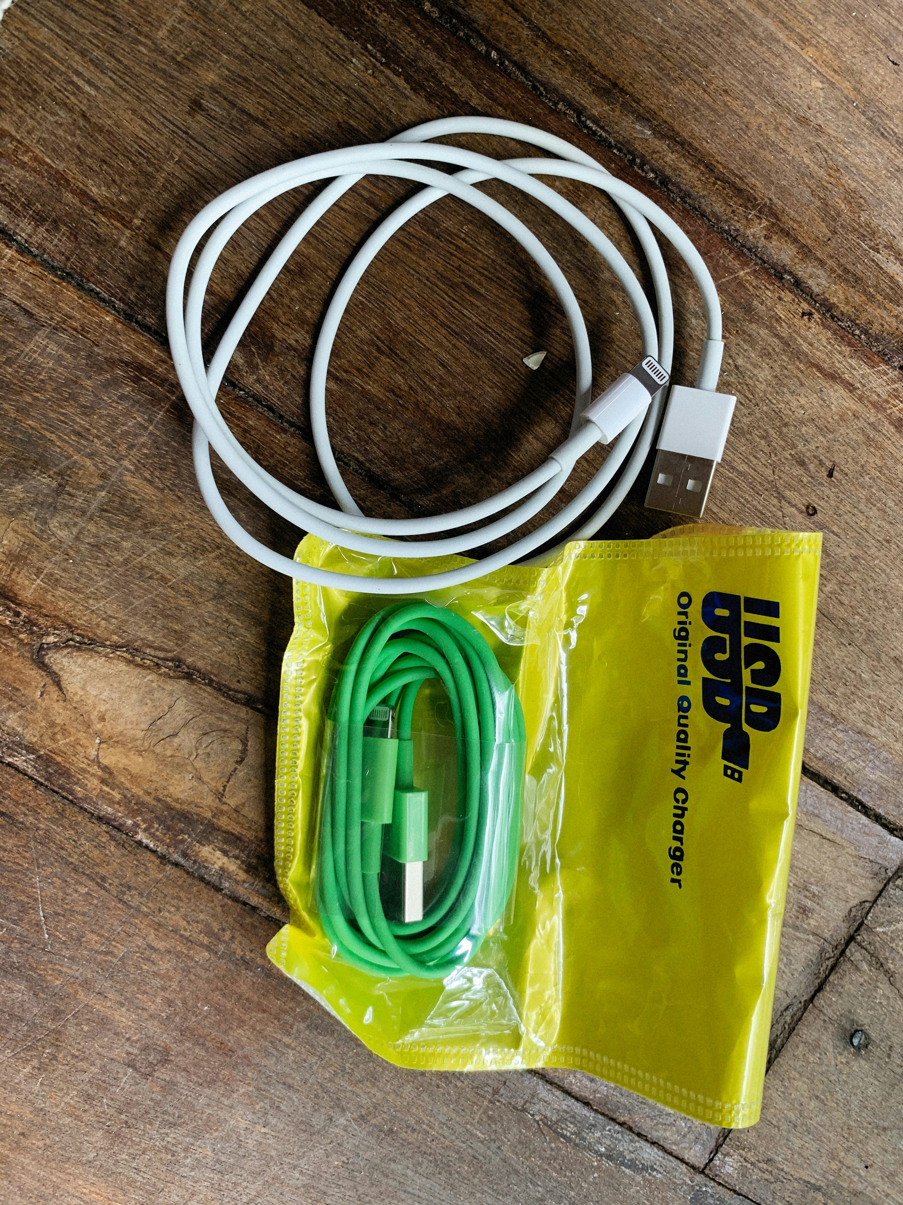 un paio di corde e una borsa su un pavimento di legno