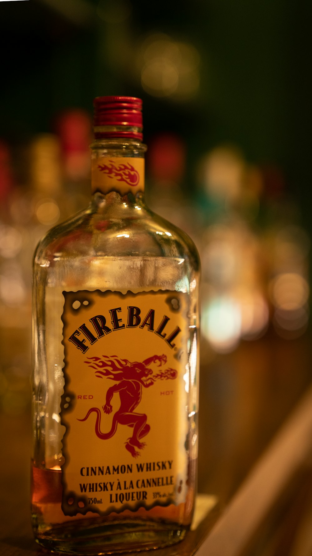 Une bouteille de Fireball Gin sur une table