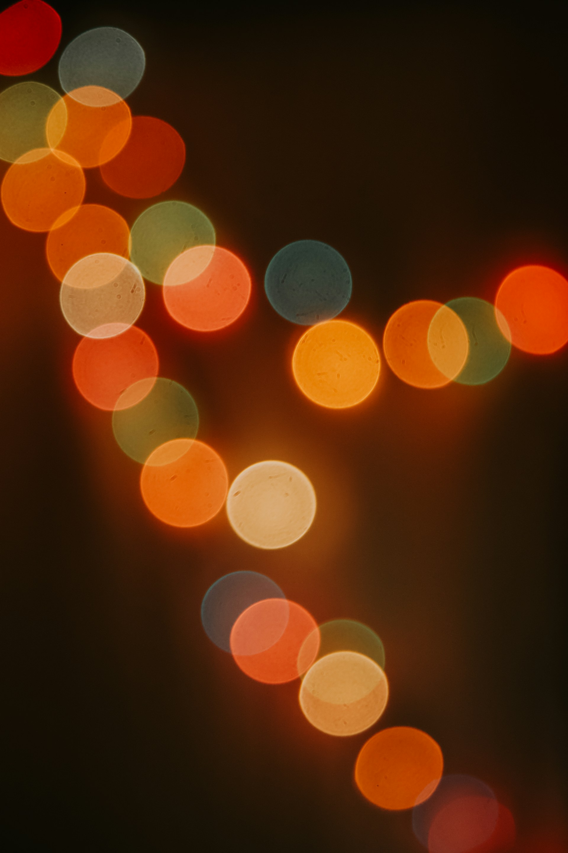 a blurry photo of a street light