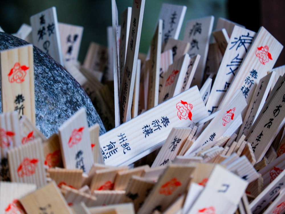 Ein Stapel Streichhölzer klebt mit chinesischer Schrift