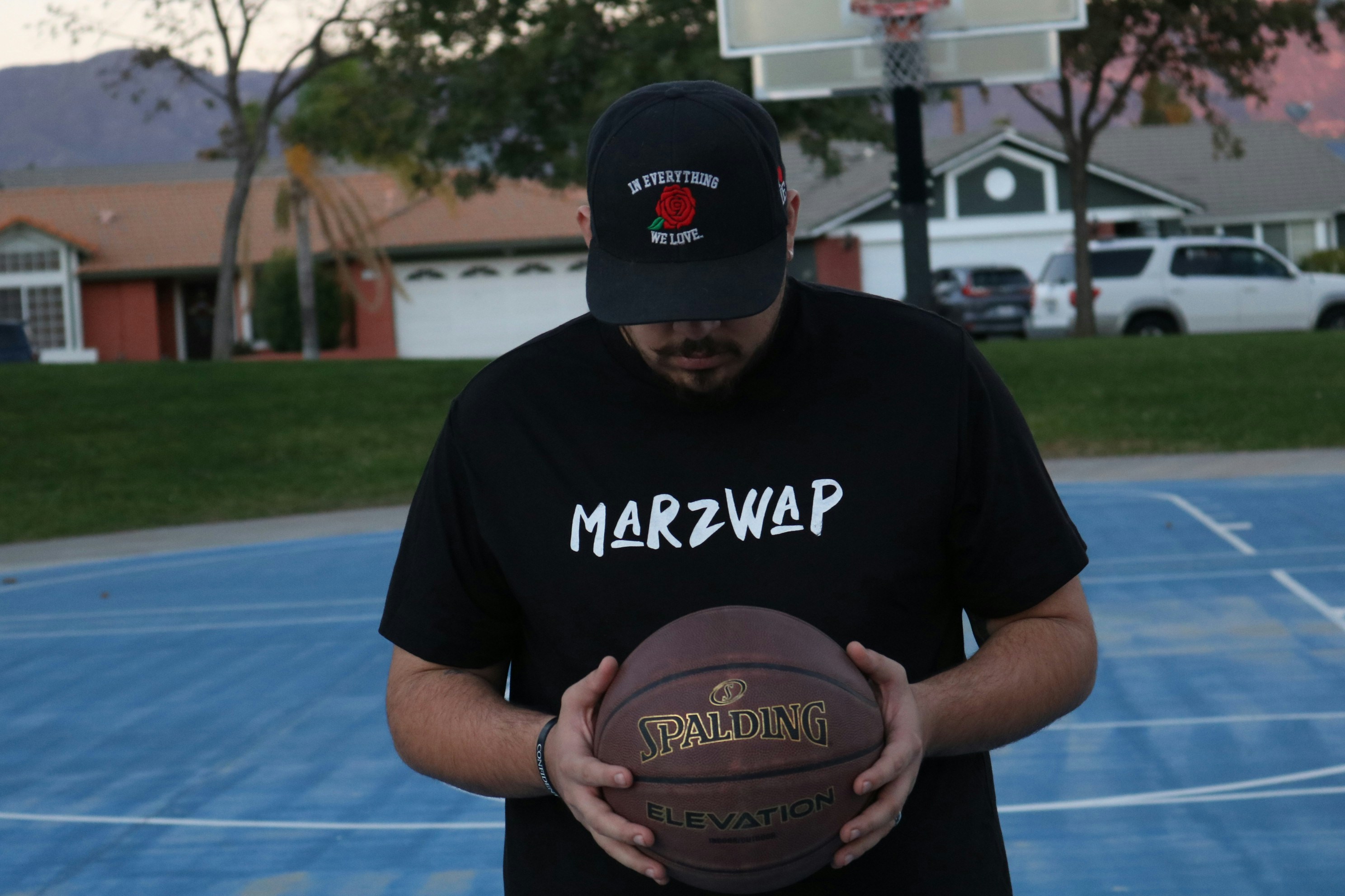 Entrenador explicando jugadas en una pizarra táctica de baloncesto