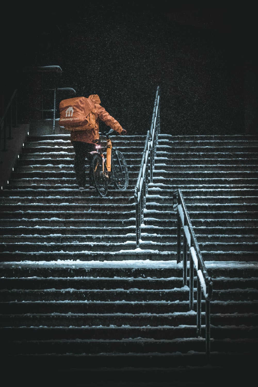 自転車に乗って階段を下る人