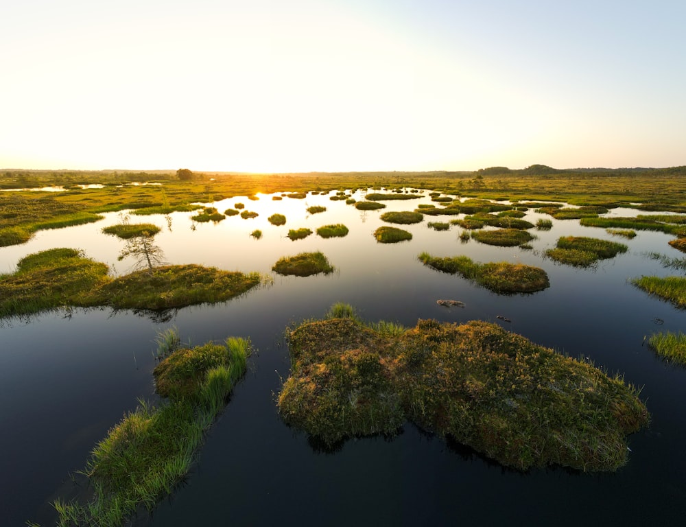 un grand plan d’eau entouré de terre