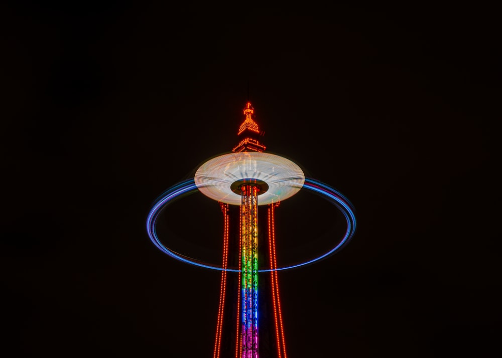 un'alta torre con una luce colorata in cima