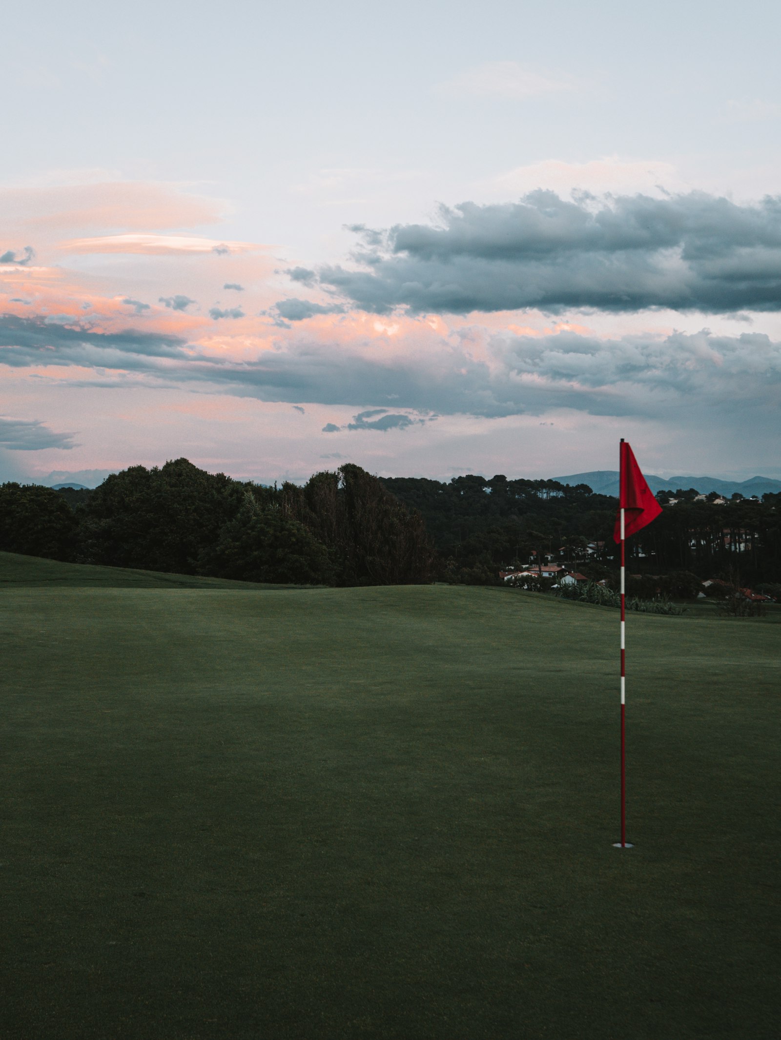 Flagg á flöt á golfvelli í Bidart í Frakklandi. Ljósmynd: William Martret / Unsplash
