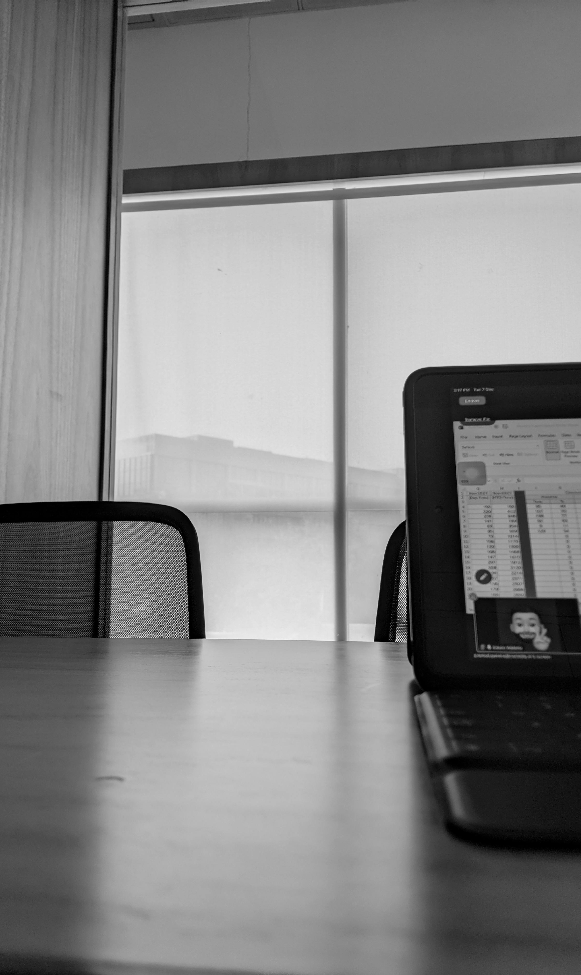 ein Laptop auf einem Holztisch