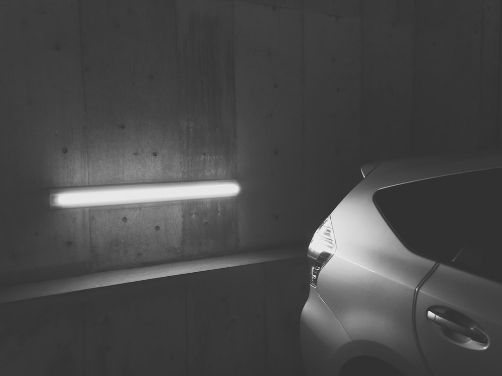 un'auto è parcheggiata in un garage scarsamente illuminato