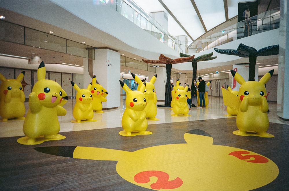Eine Gruppe von Pikachu-Statuen in einem Gebäude
