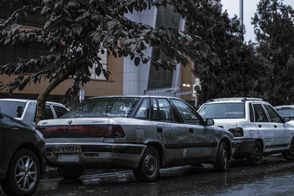 Una fila de autos estacionados en una calle de la ciudad