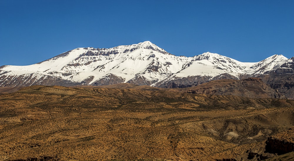 eine schneebedeckte Bergkette mit strahlend blauem Himmel
