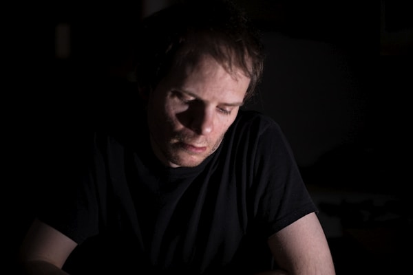 Homem pensativo sozinho