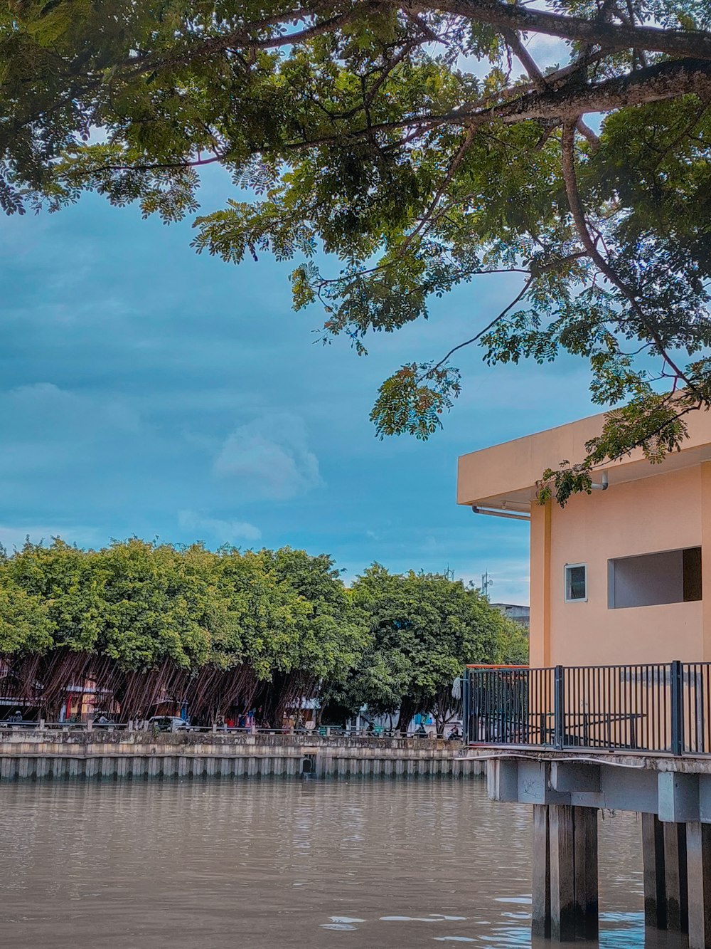 a large body of water next to a building