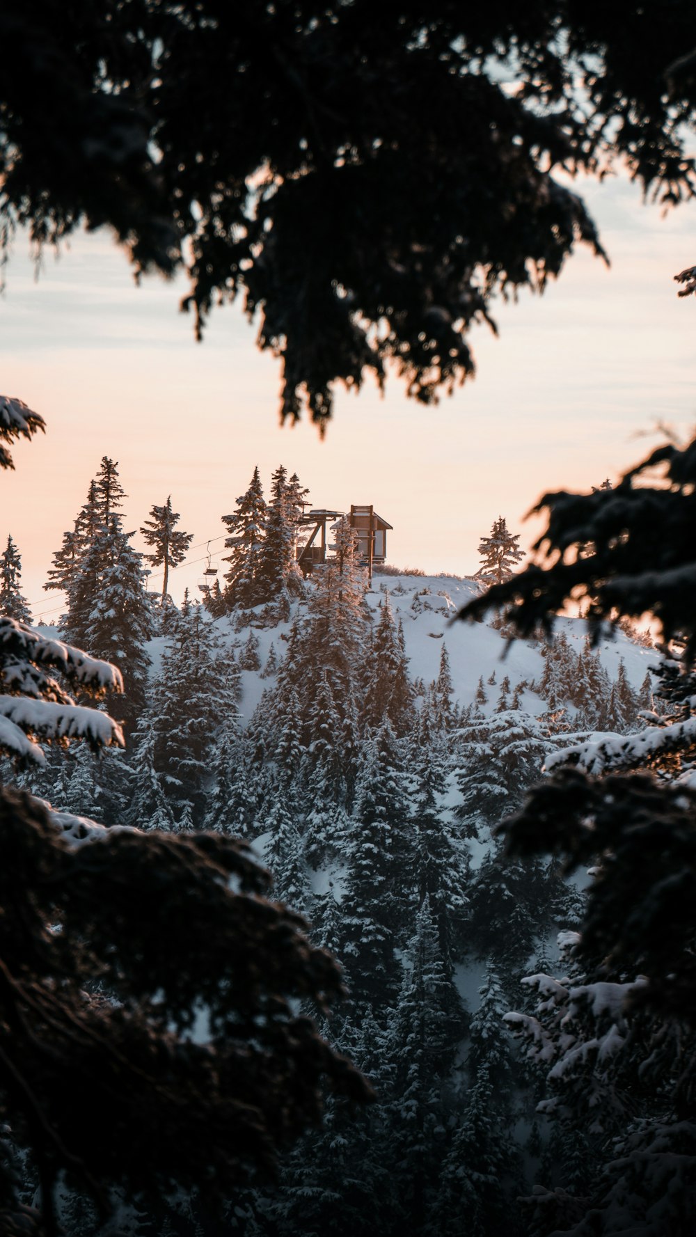 Blick auf einen schneebedeckten Berg