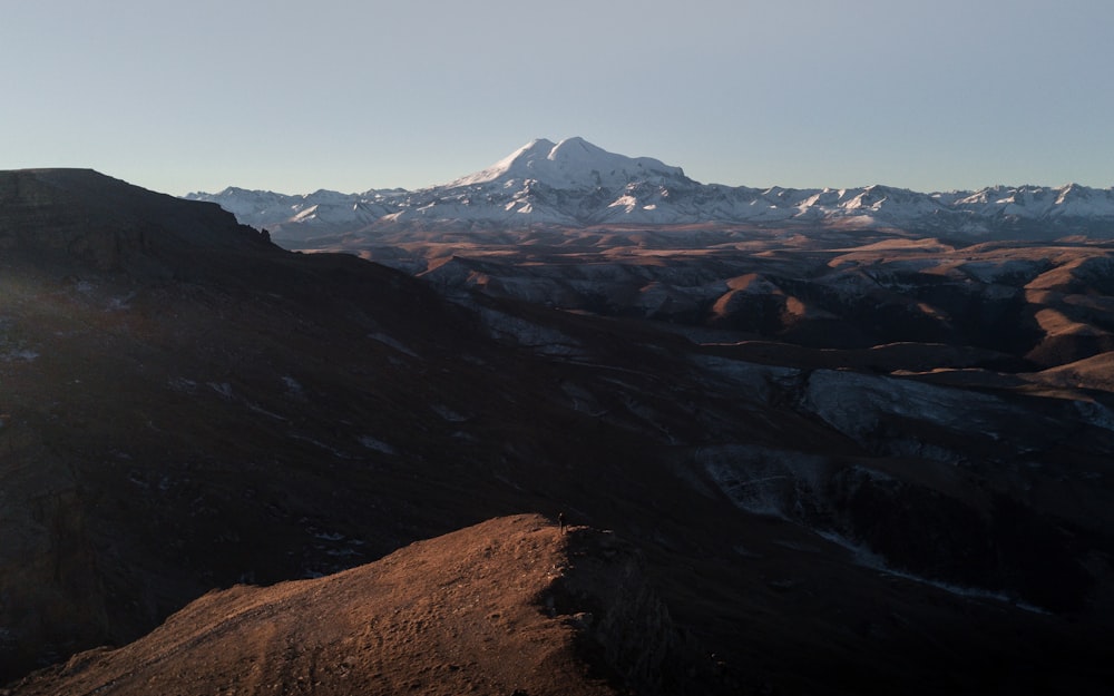 uma vista de uma cordilheira com neve sobre ela