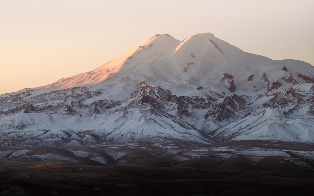 uma grande montanha coberta de neve à distância