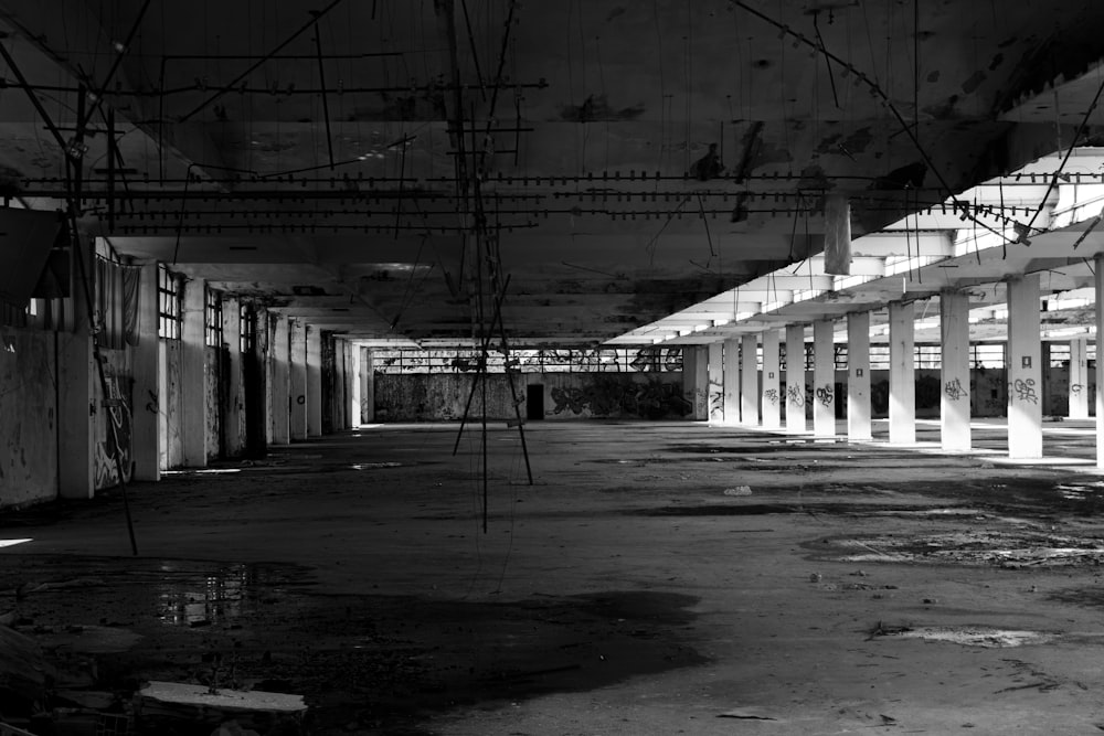 Una foto en blanco y negro de un edificio abandonado