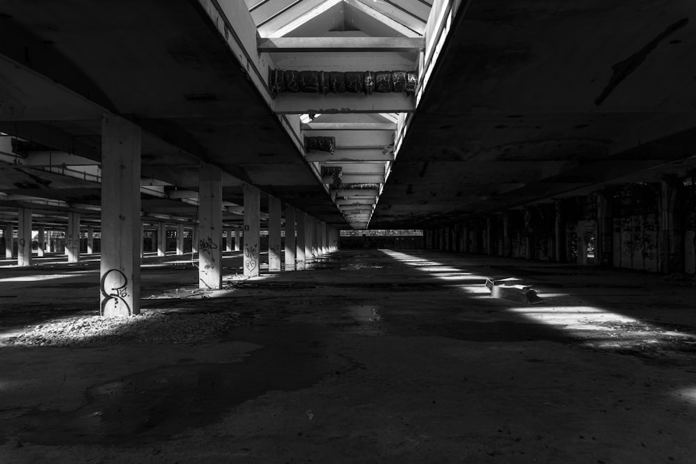Una foto in bianco e nero di un garage vuoto