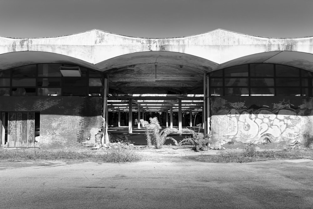 Una foto en blanco y negro de un edificio abandonado