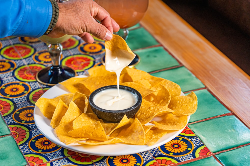 une assiette de nachos et une boisson sur une table