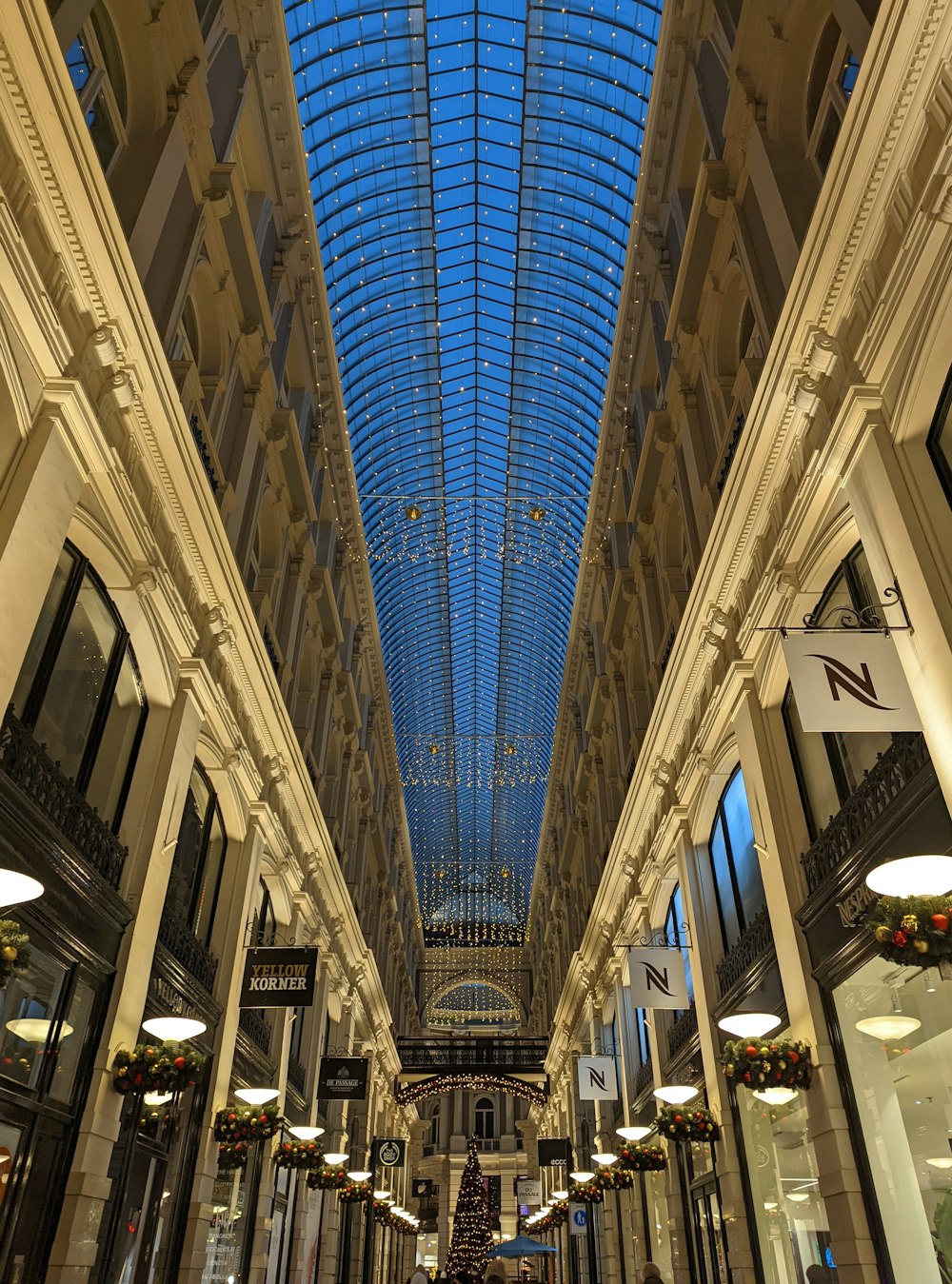 Una vista de un centro comercial con una claraboya en lo alto