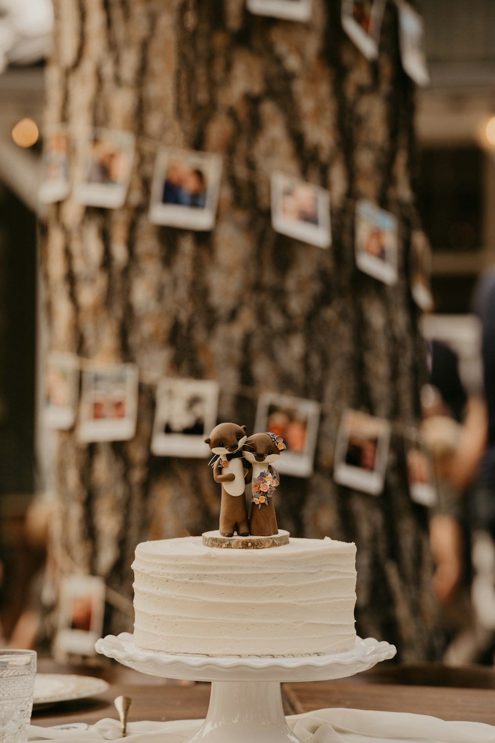um bolo de casamento com uma estatueta de casal em cima dele