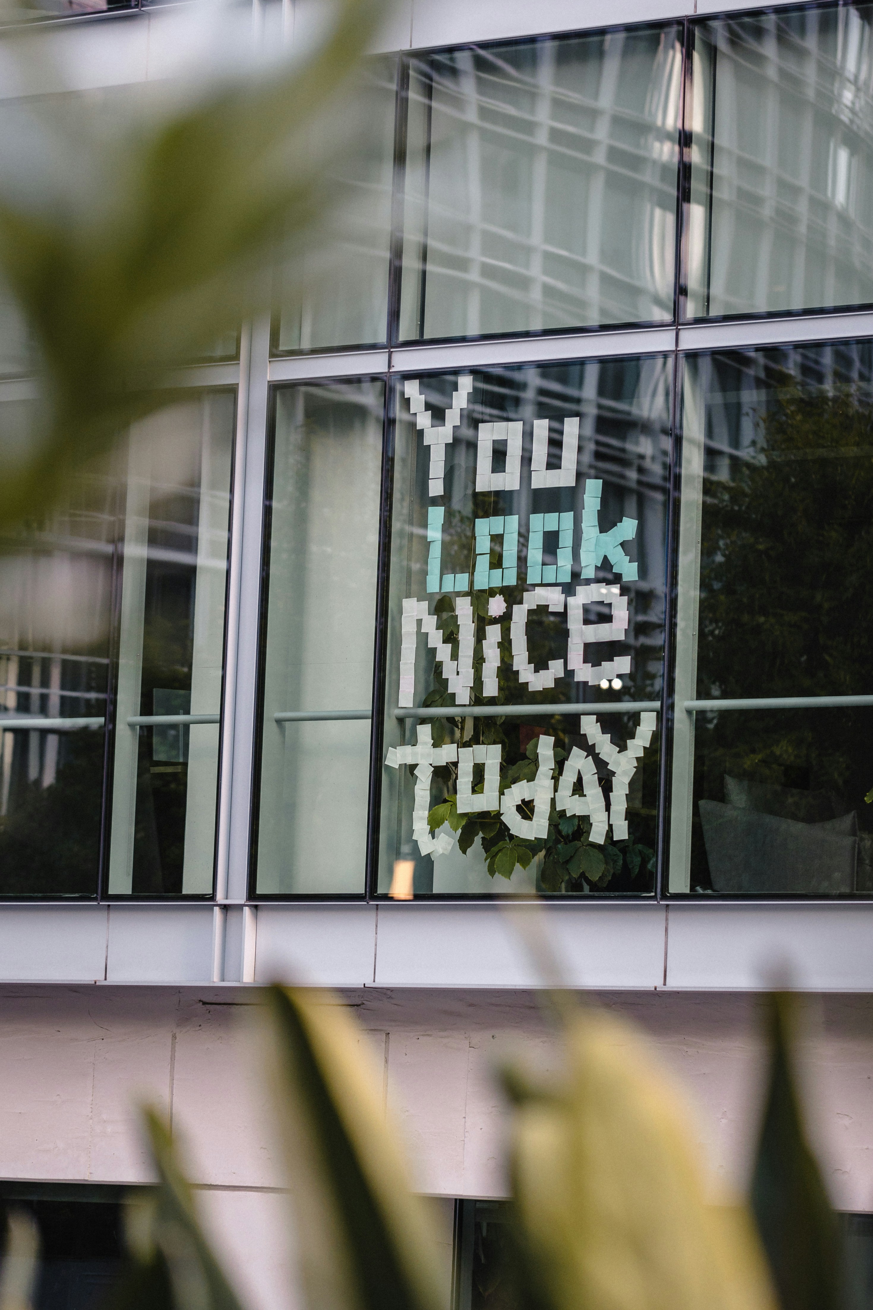 Why your brain rejects praise (without you noticing)