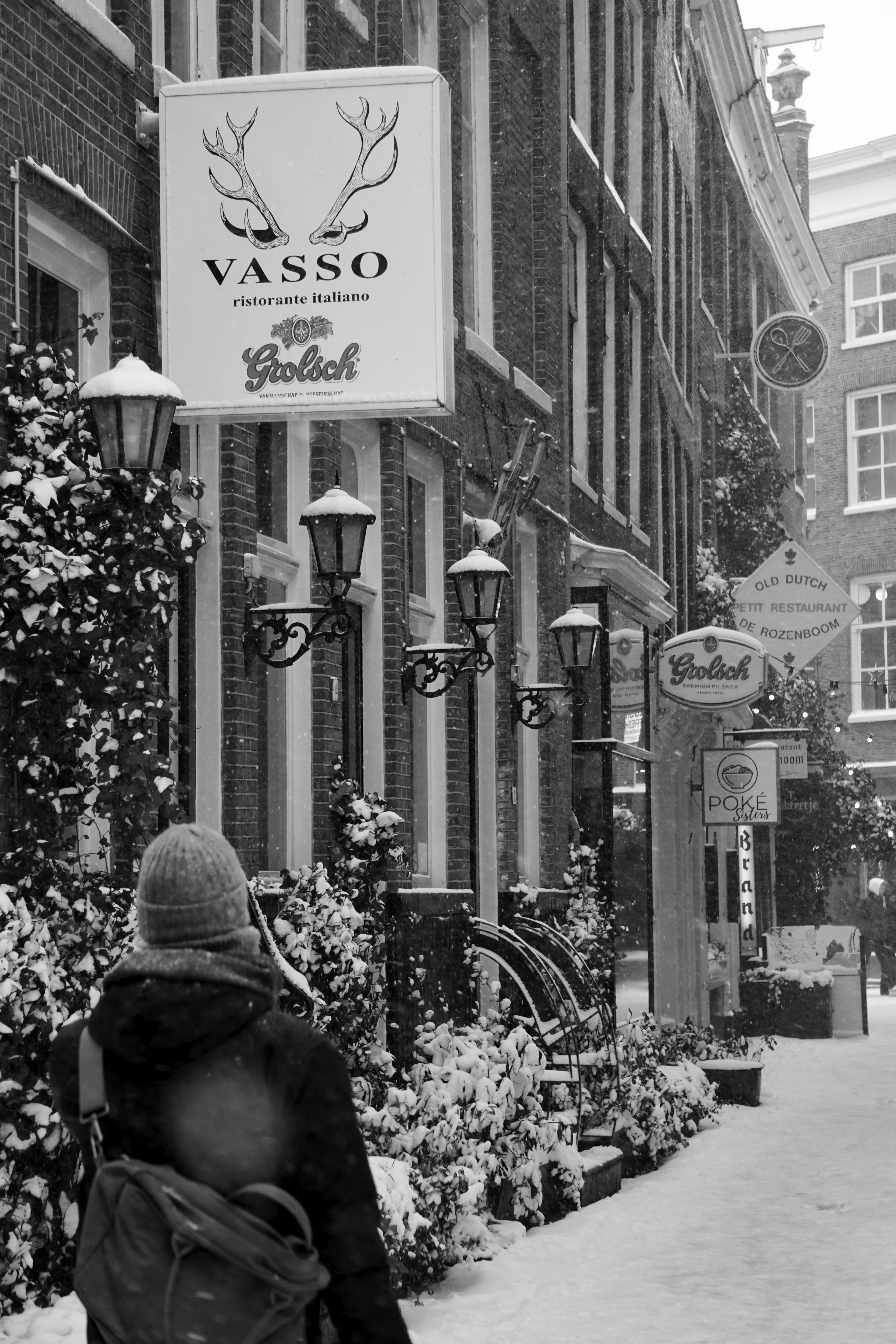 Une femme marchant dans une rue enneigée