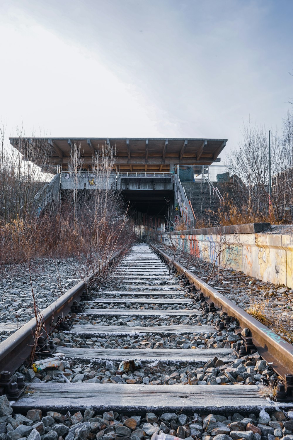 a set of train tracks leading to an overpass