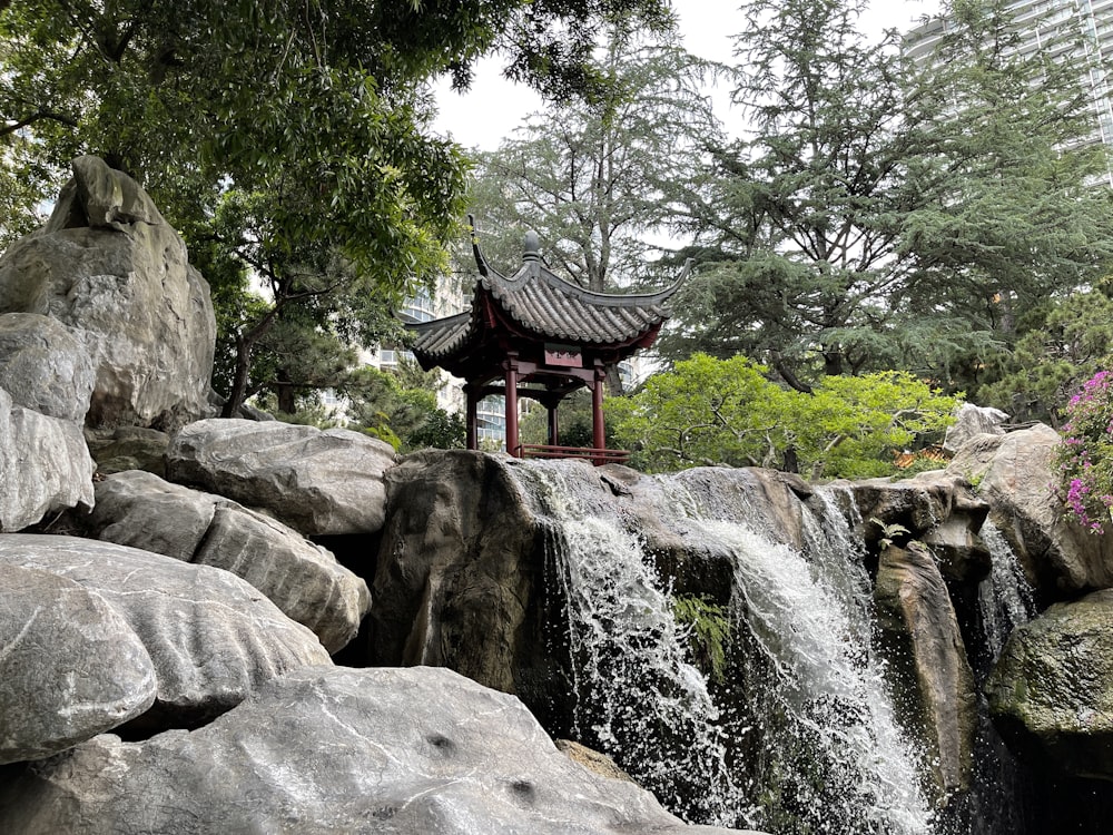 uma cachoeira com um pagode no meio dela