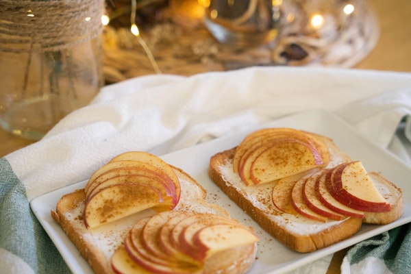 Volkoren toast met appelstroop en hardgekookt ei — receptfoto