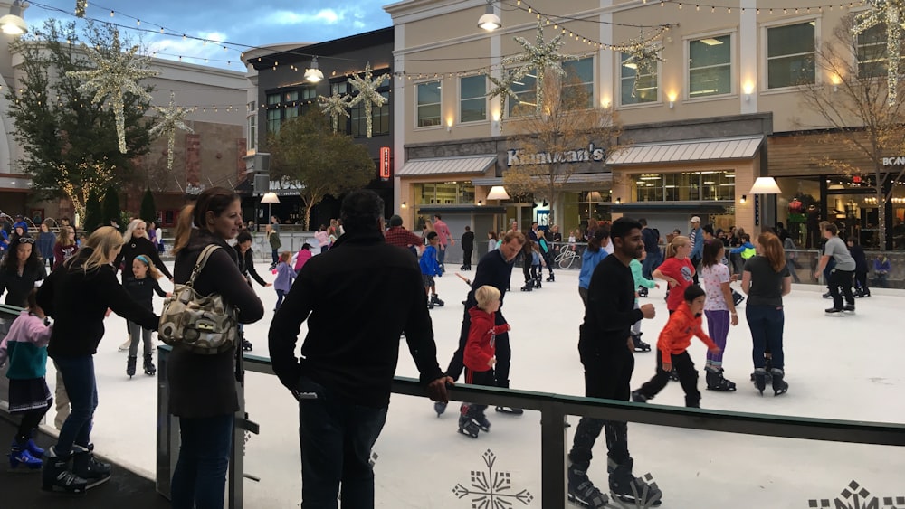 un groupe de personnes patinant sur une patinoire