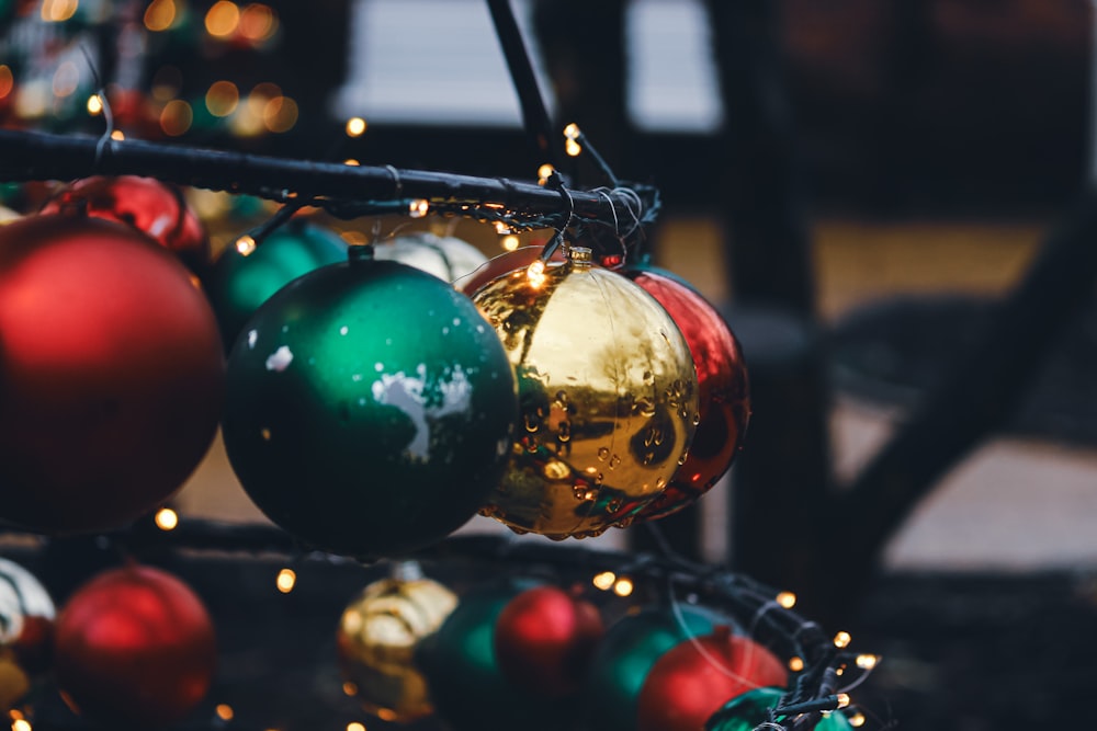 Un mazzo di ornamenti natalizi appesi a un albero