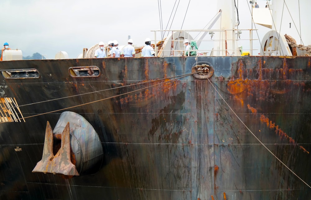 una grande nave con ruggine sul lato di esso