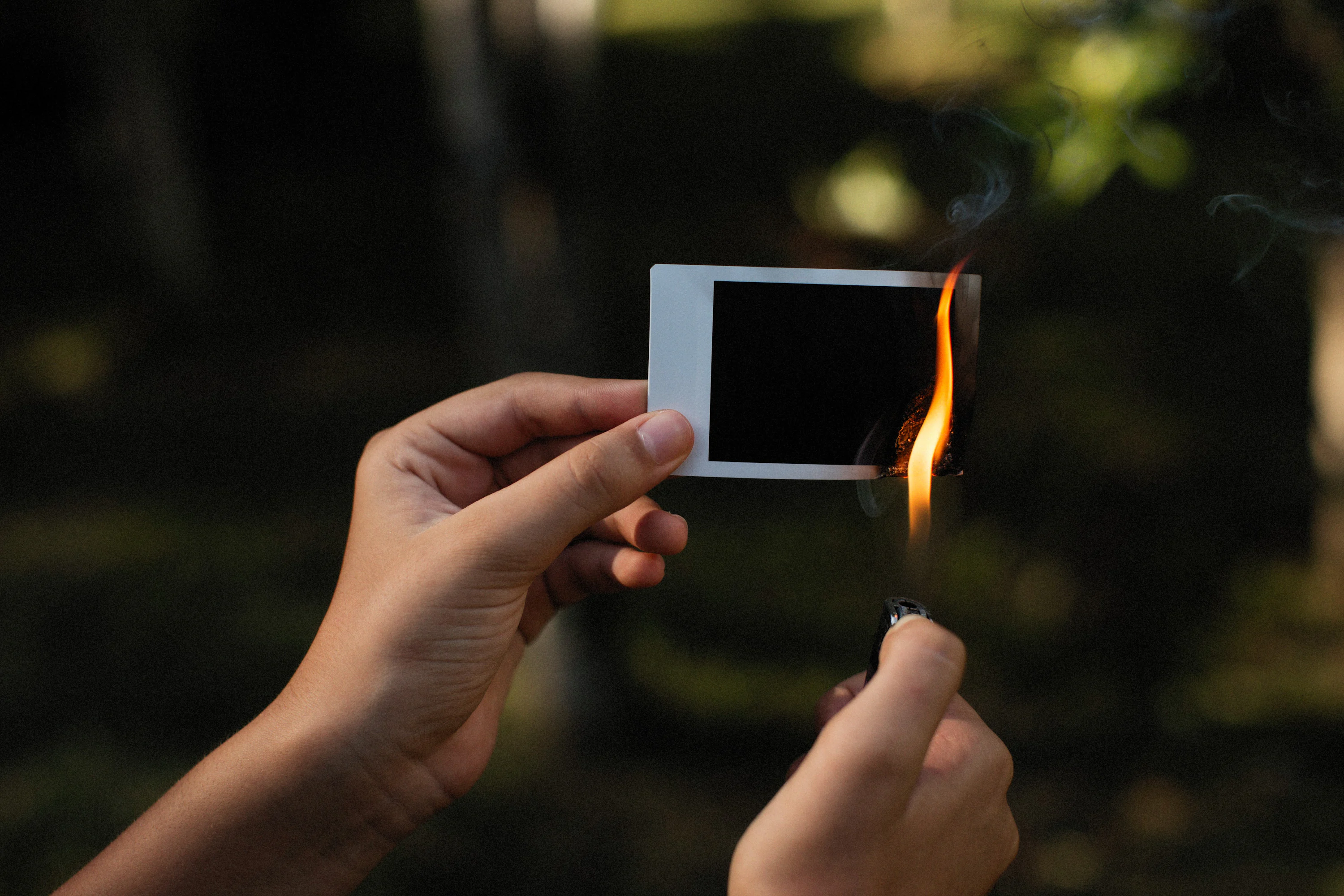 cell phone cigarette lighter Charger Phone Stand Usb Charger Lighter Cell Phone Holder Intelligent Cigarette Lighter With a rechargeable and flameless design A person lighting a cigarette