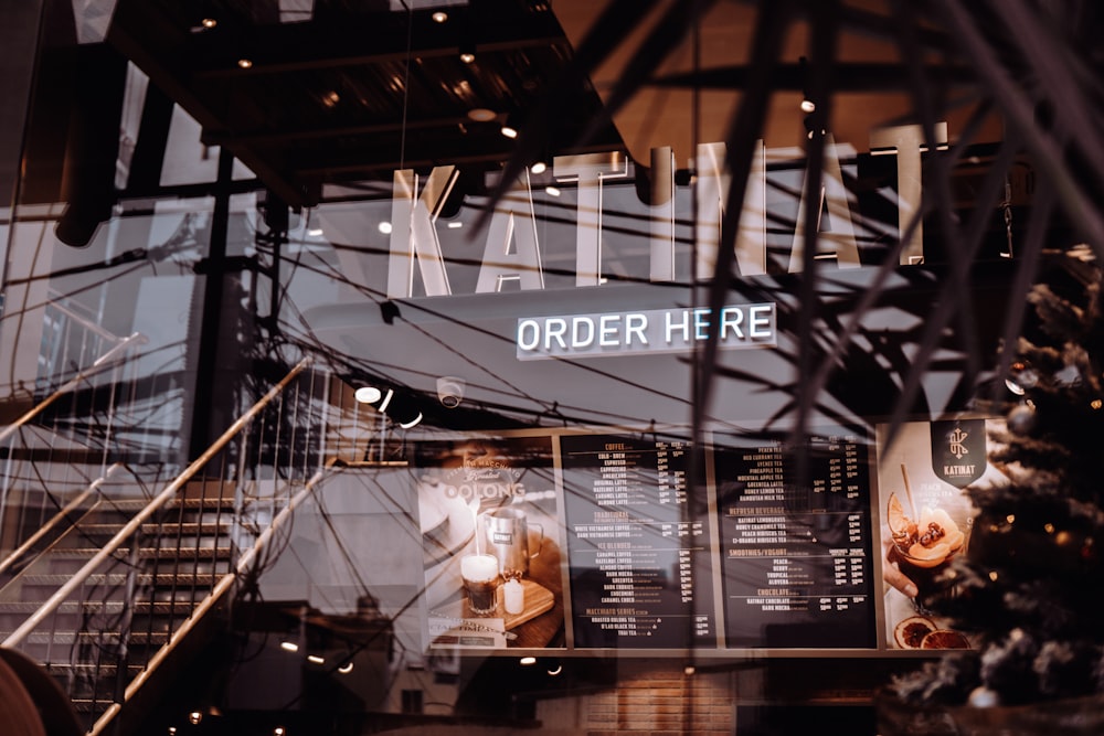 Un escaparate de una tienda de donuts