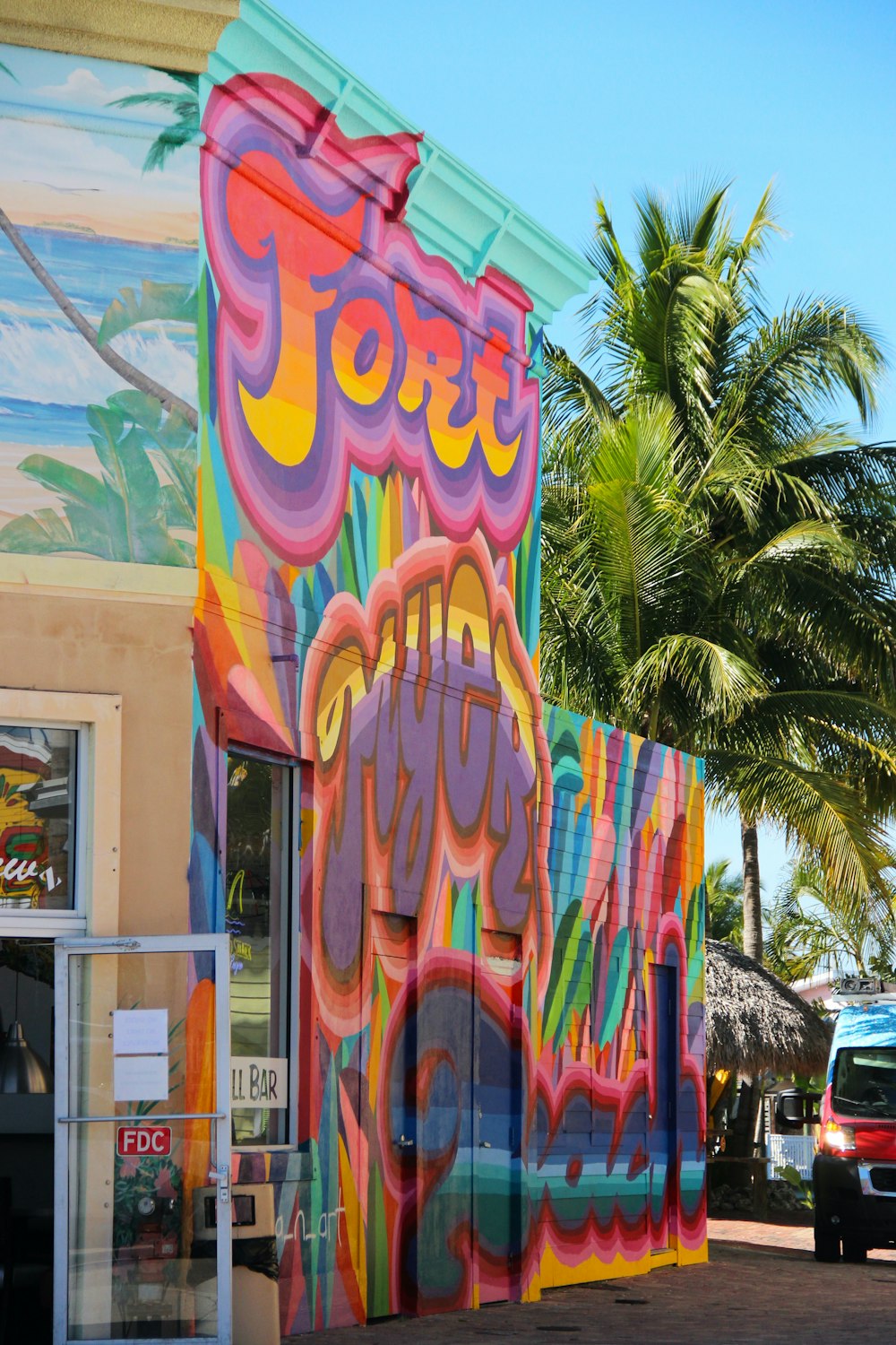 un edificio con un mural en el costado