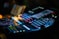 Ciemna konsoletę Behringer live koncert ciemne kolorowe zdjęcie z realizatorem widać ręce