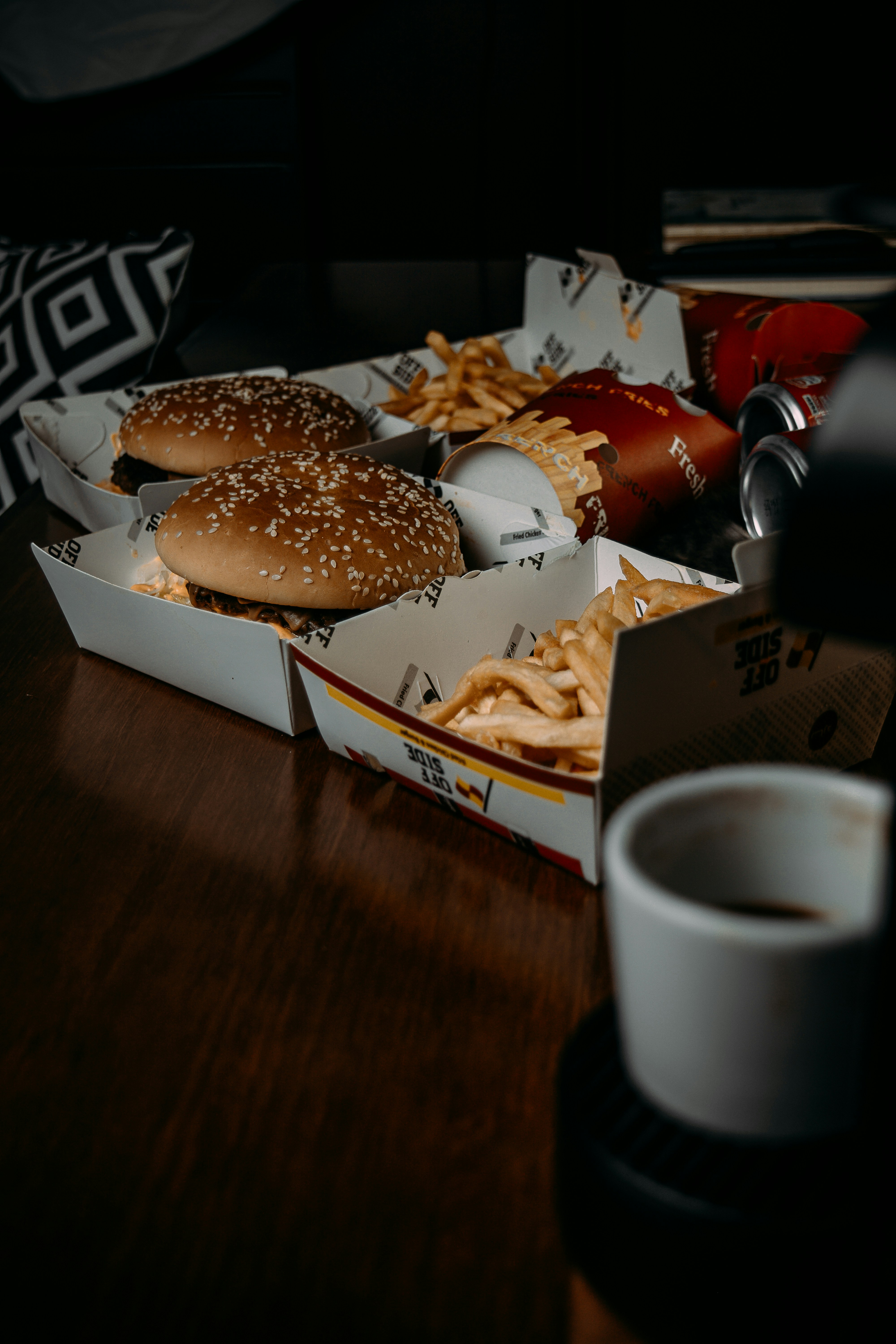 ein paar Kisten mit Essen auf einem Tisch