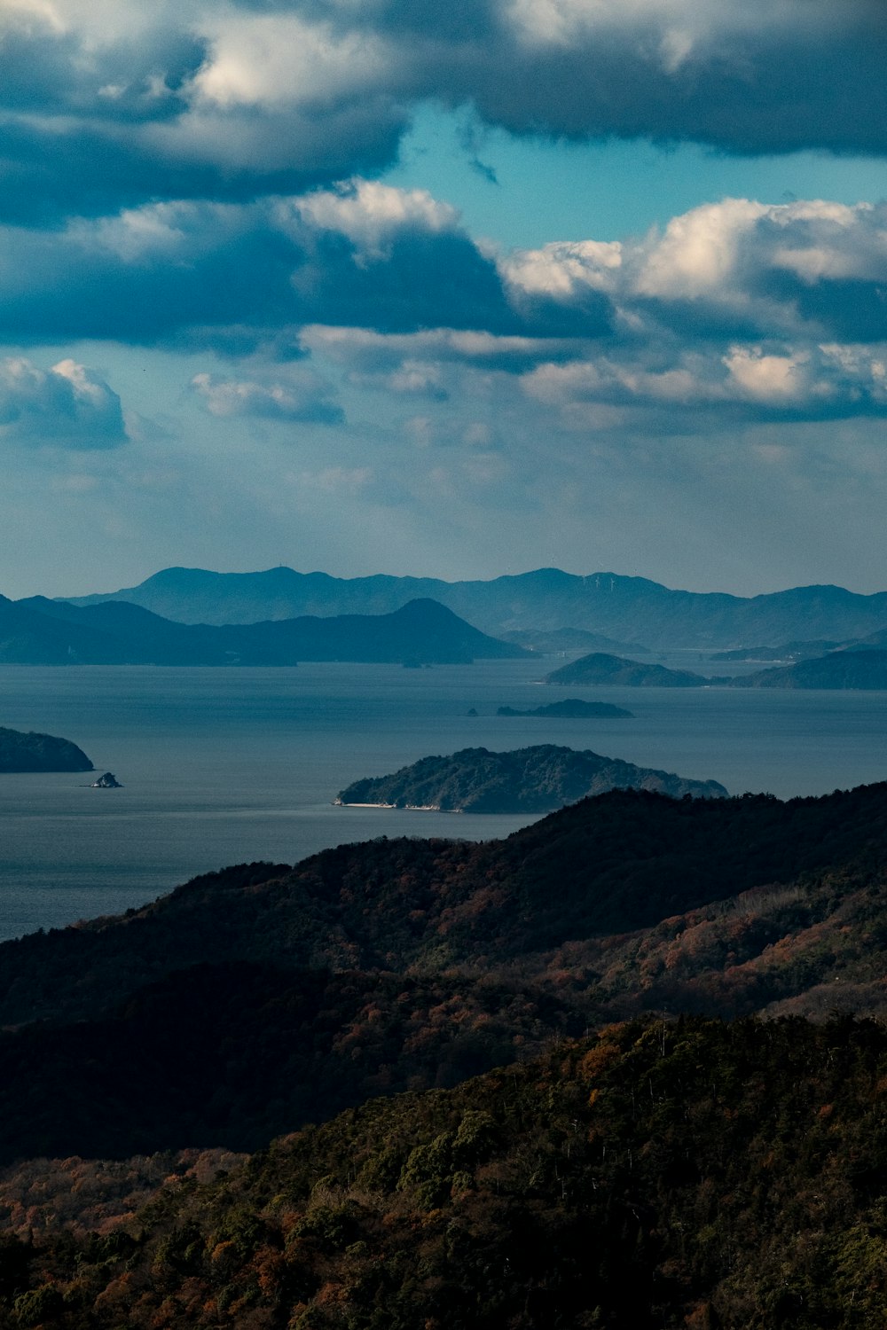 배경에 산이있는 큰 수역